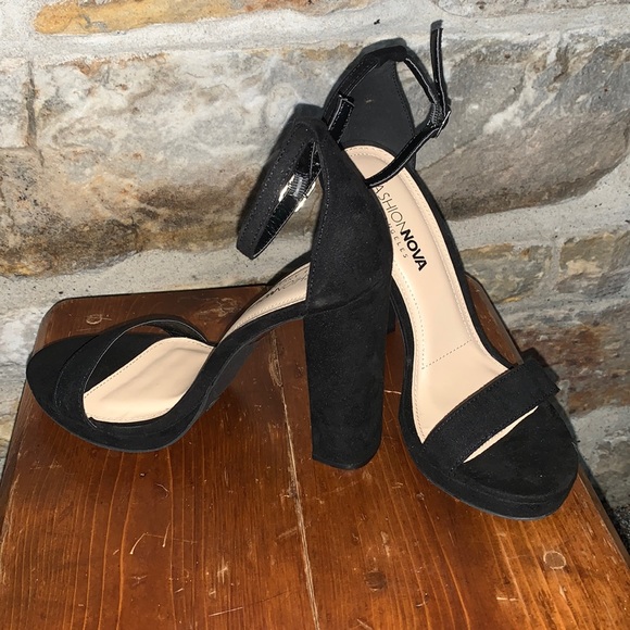 Black fashion Nova platform heels - Picture 2 of 3